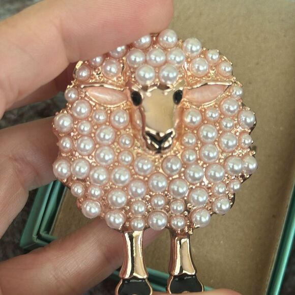 Adorable Napier rose gold with faux pearl sheep Brooch - Picture 4 of 4